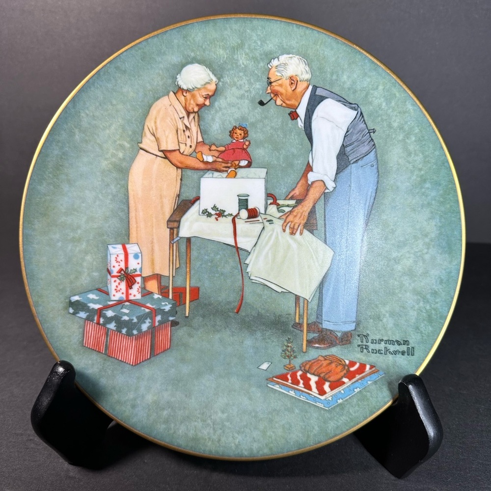 American Family Series Norman Rockwell Wrapping Christmas Presents Plate
